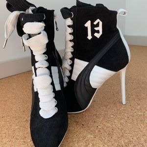 FENTY x PUMA booties SIZE 8.5 ( never worn )